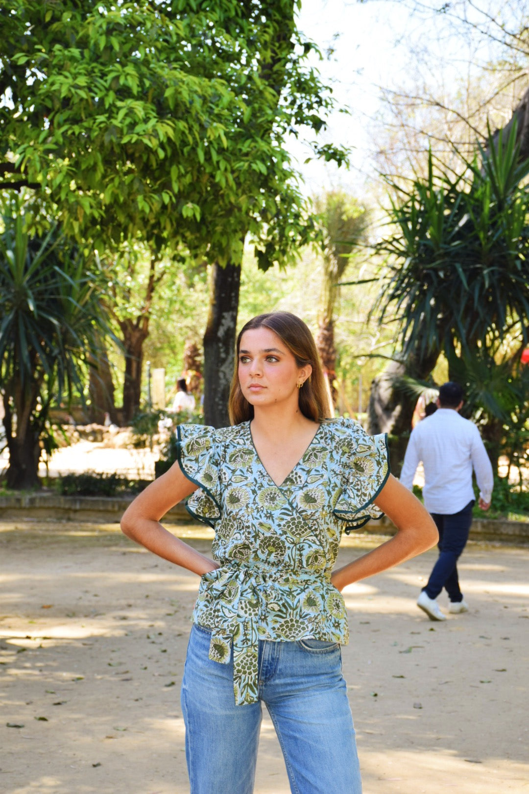 Camisa volante verde y azul