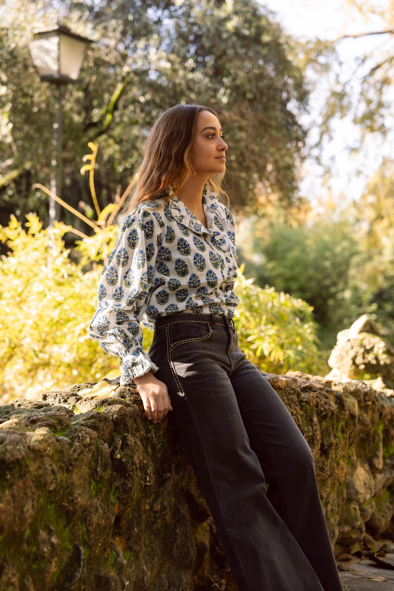 Camisa blanca flores azules