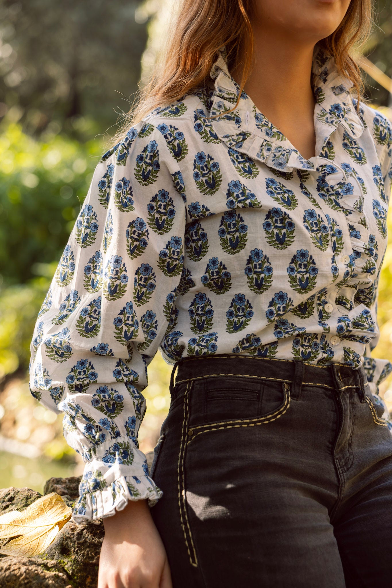 Camisa blanca flores azules