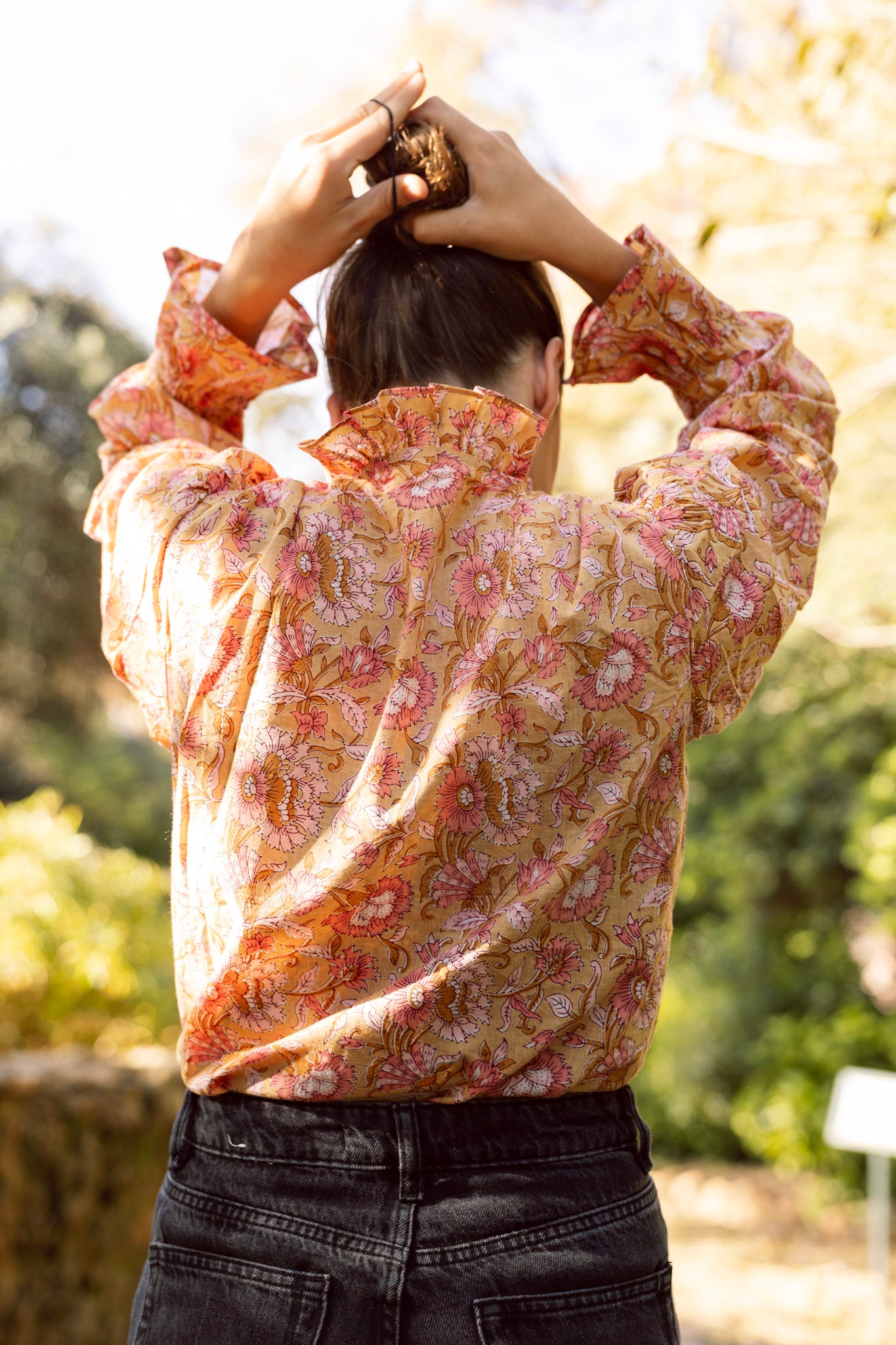 Camisa naranja y rosa